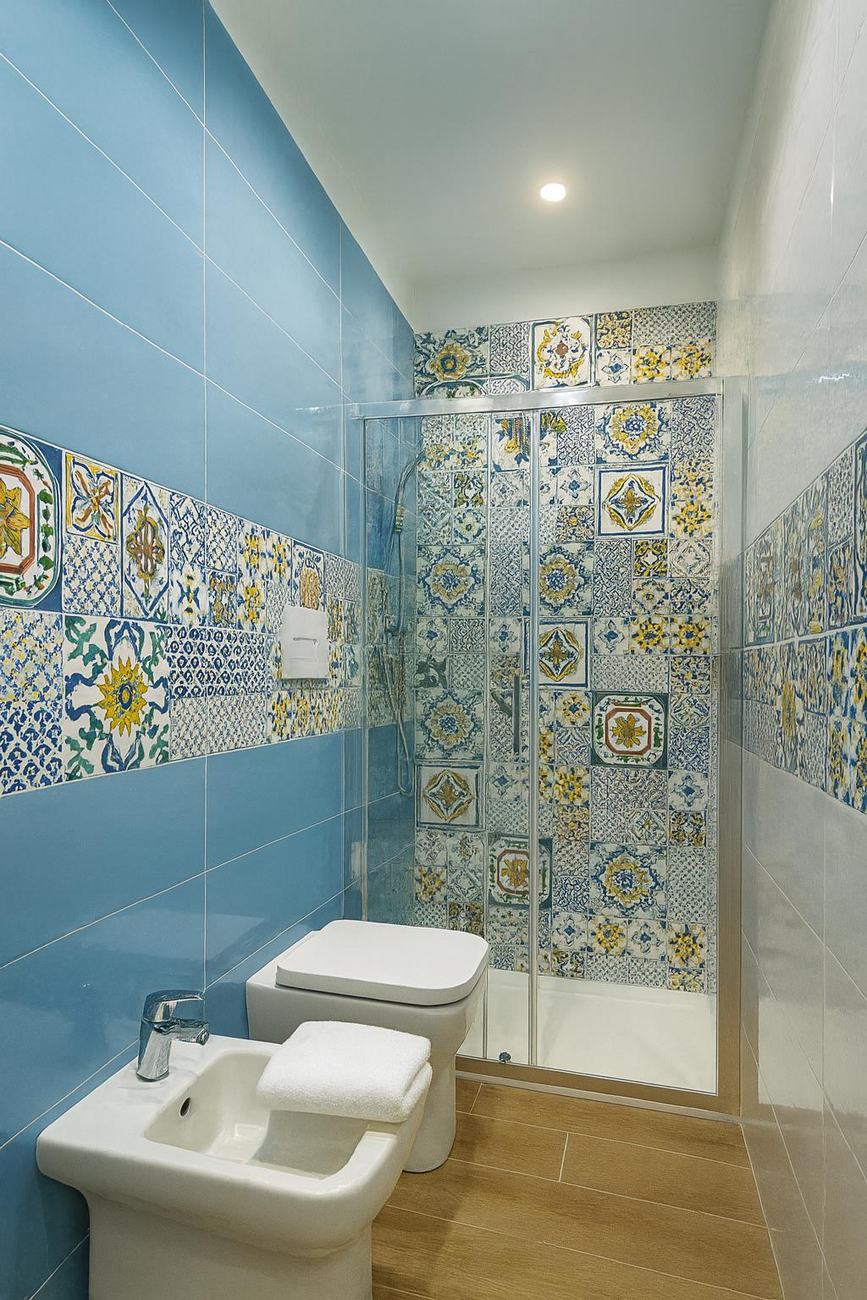Bagno con maioliche napoletane azzurre e gialle