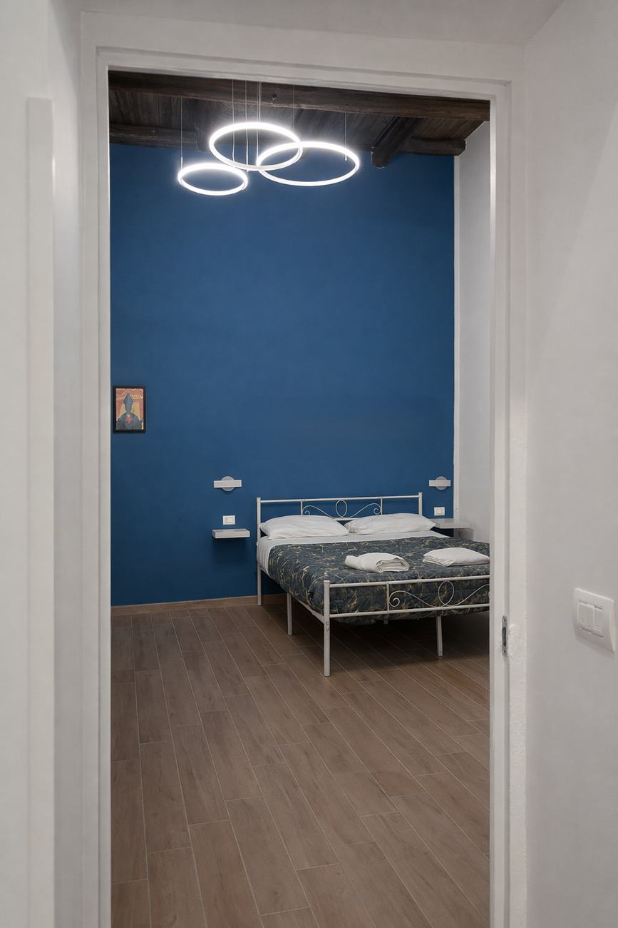 La porta aperta su una delle camere, con la parete blu
