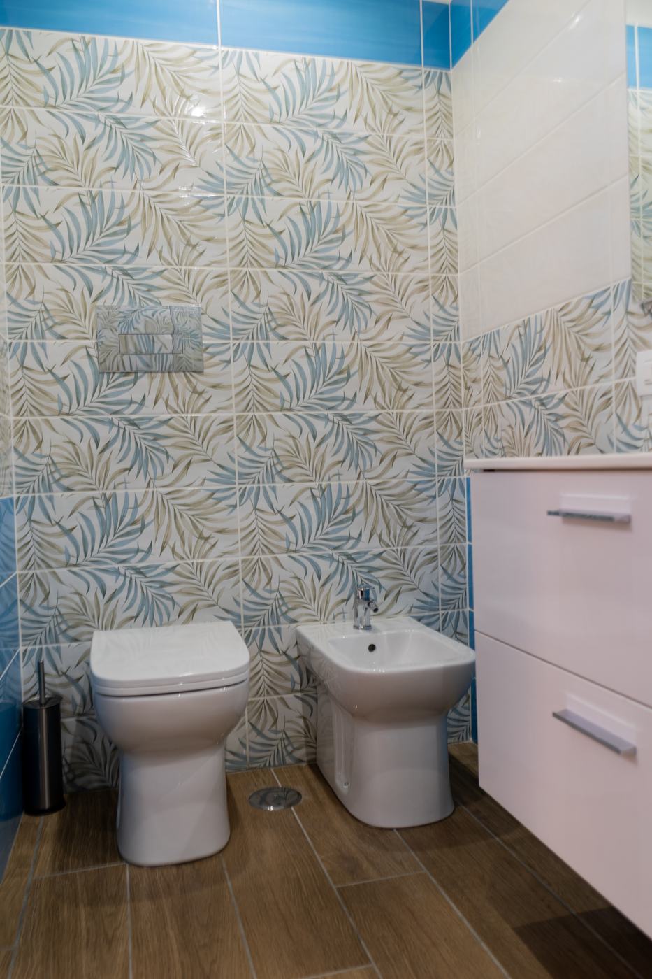 Alleria: il bagno, piastrelle a foglie e sanitari nuovi
